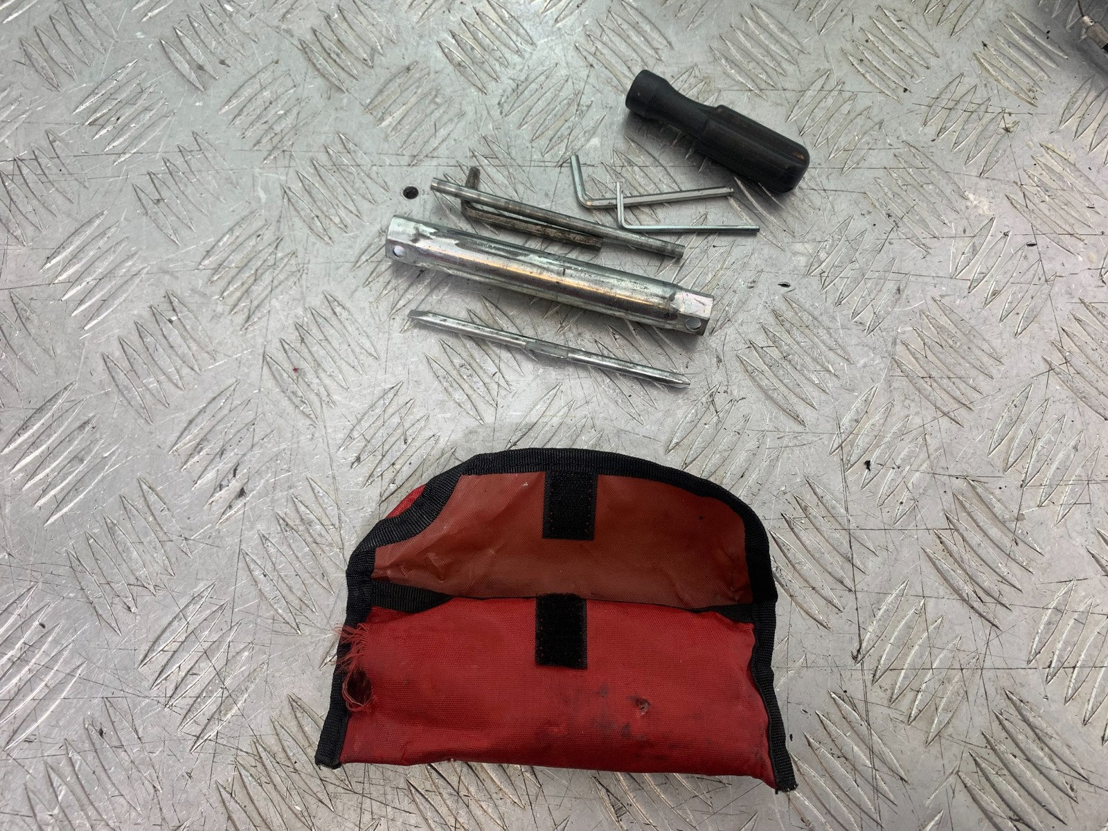 DUCATI 1198 S TOOLKIT   YEAR 2009-2011 (CMB1219)