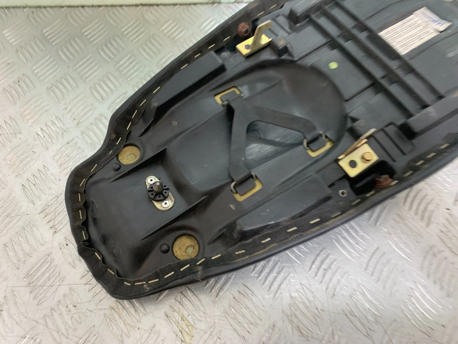 TRIUMPH 955i SPRINT ST SEAT YEAR 1999-04 (CMB1230)