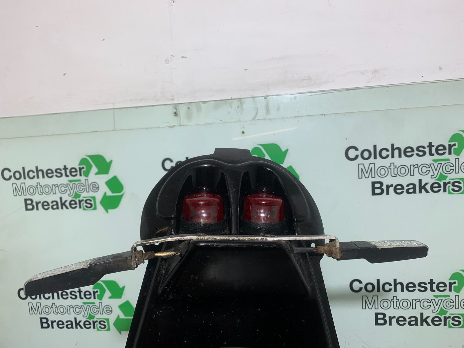 SUZUKI GSF600 GSF 600 BANDIT UNDERTRAY &  REAR LIGHT    2000-2004 (CMB1269)