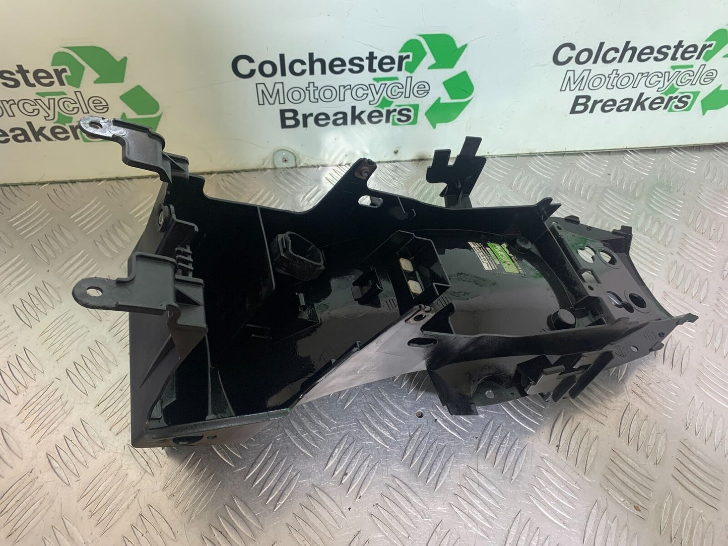 YAMAHA XJ6 XJ6-S UNDERTRAY   YEAR 2009-2015  (CMB1070)