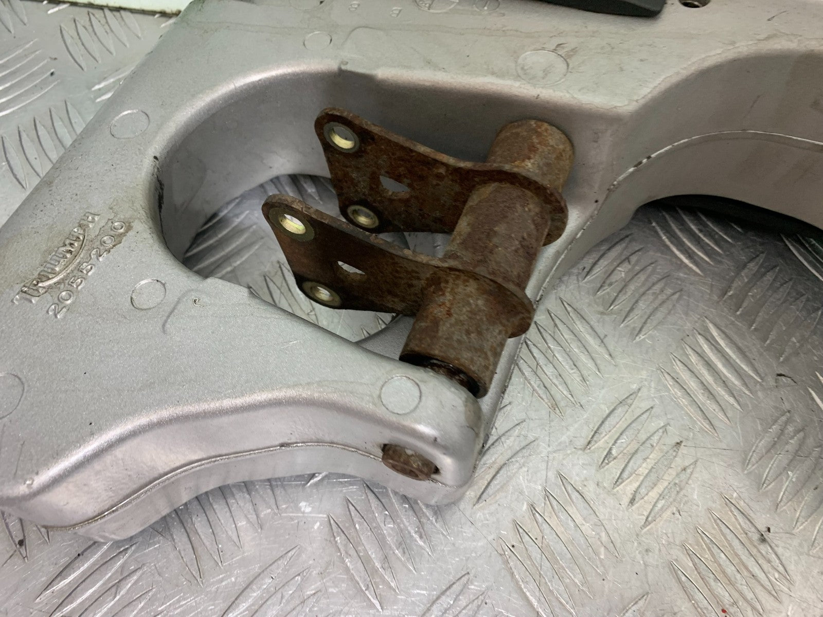 TRIUMPH 955i SPRINT ST SWINGARM YEAR 1999-04 (CMB1230)