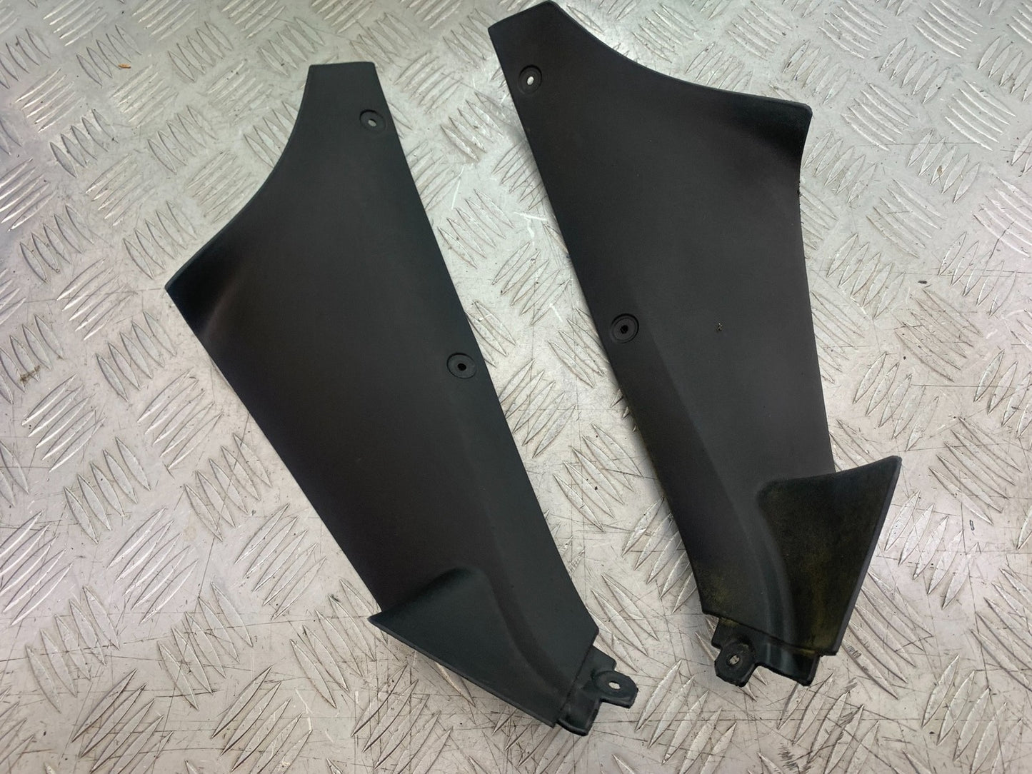 TRIUMPH 1050 SPRINT ST LEFT & RIGHT INNER  INFILLS   YEAR 2004-2007 (CMB1197)