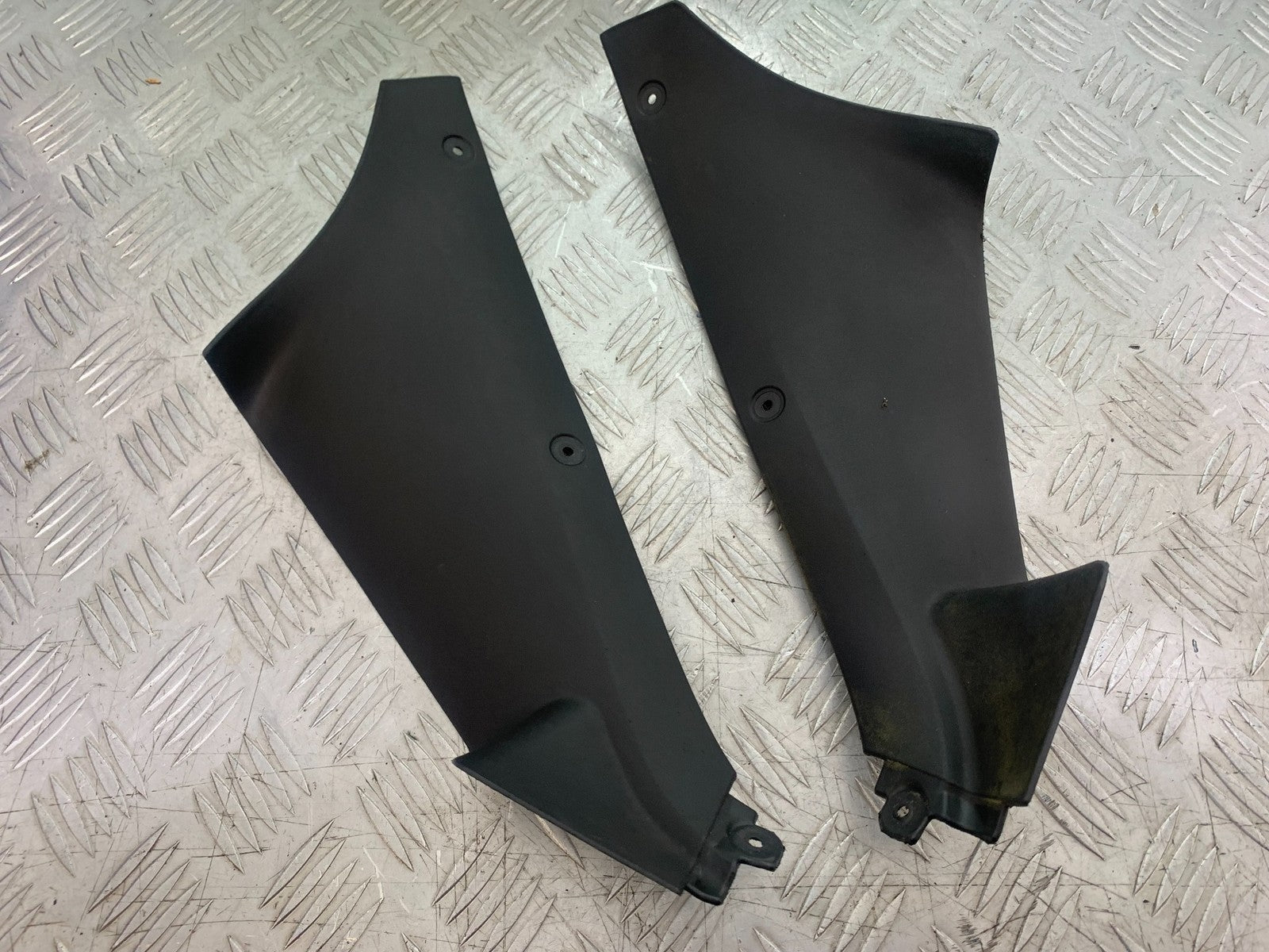 TRIUMPH 1050 SPRINT ST LEFT & RIGHT INNER  INFILLS   YEAR 2004-2007 (CMB1197)