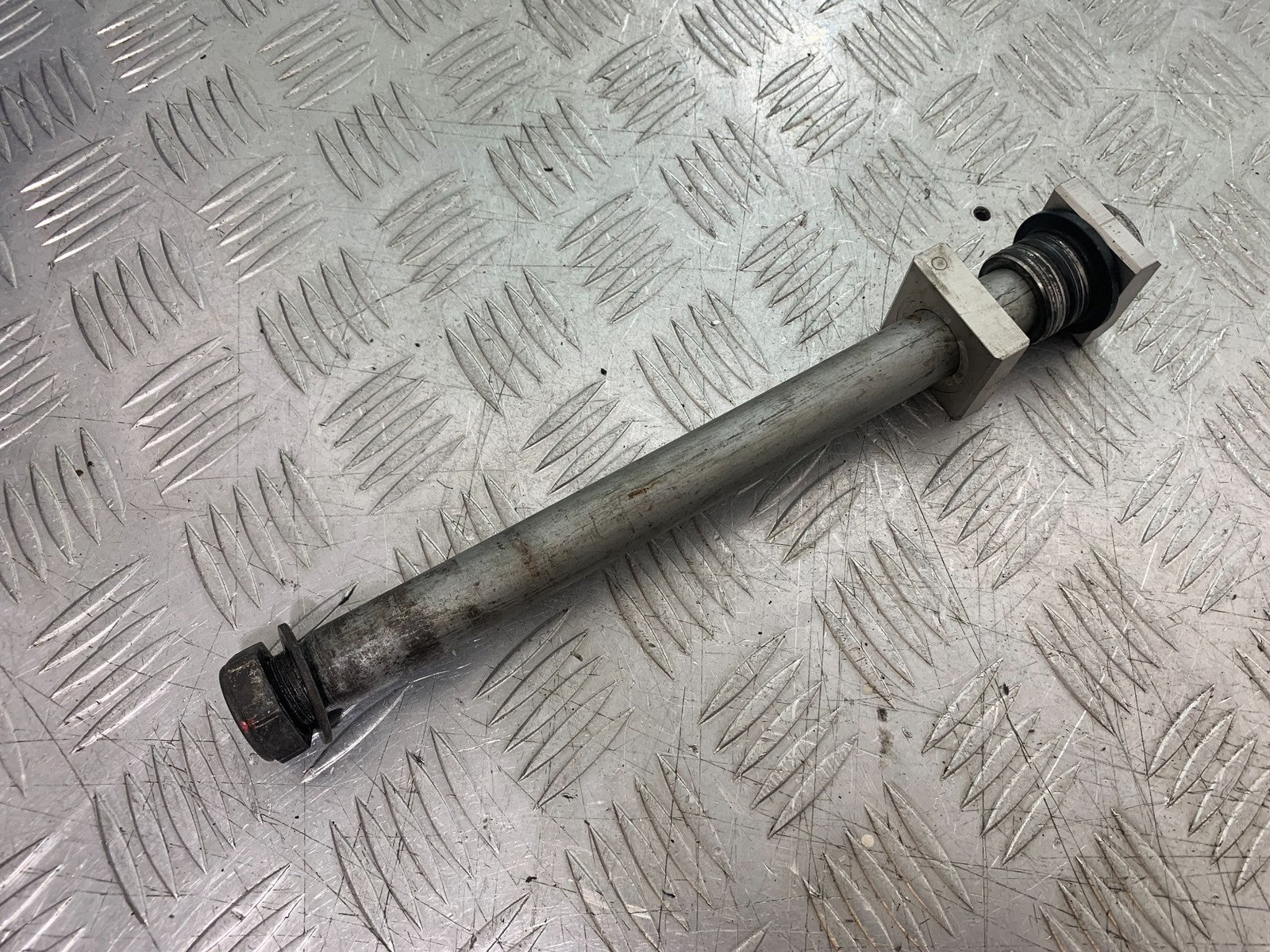 HONDA CBR1000 rr FIREBLADE REAR WHEEL SPINDLE  2012-2016 (CMB1280)