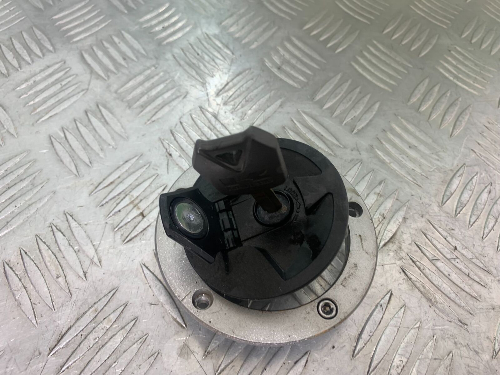 KAWASAKI ER6 F PETROL CAP AND KEY  YEAR 2005-2008 (CMB1098)