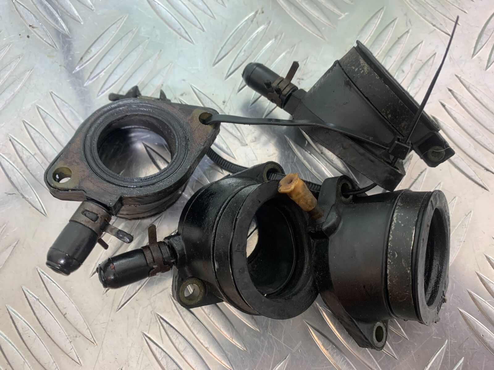 YAMAHA FZS600 FAZER 600 CARB RUBBERS  YEAR 1998-2001 (STOCK 958)