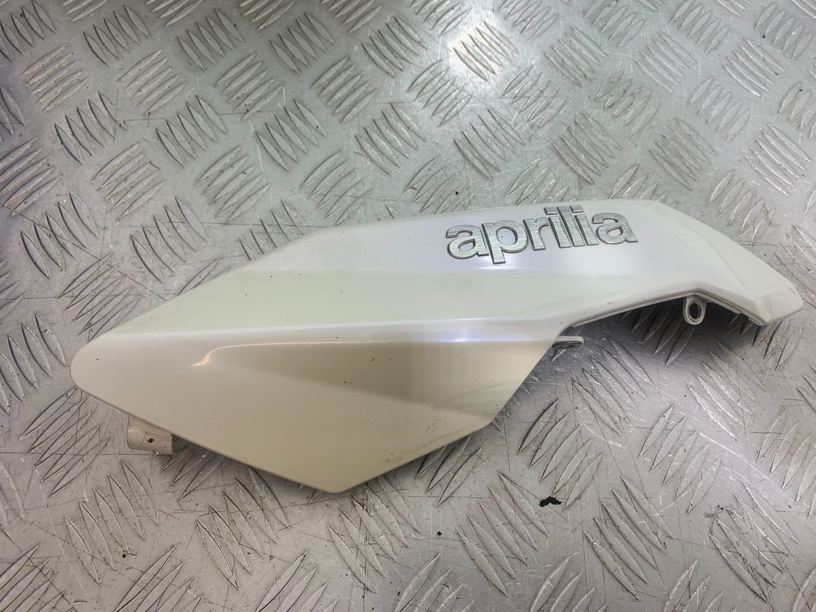 APRILIA SL750 SL 750 SHIVER LEFT TANK PANEL   YEAR 2008-2016 (CMB1242)