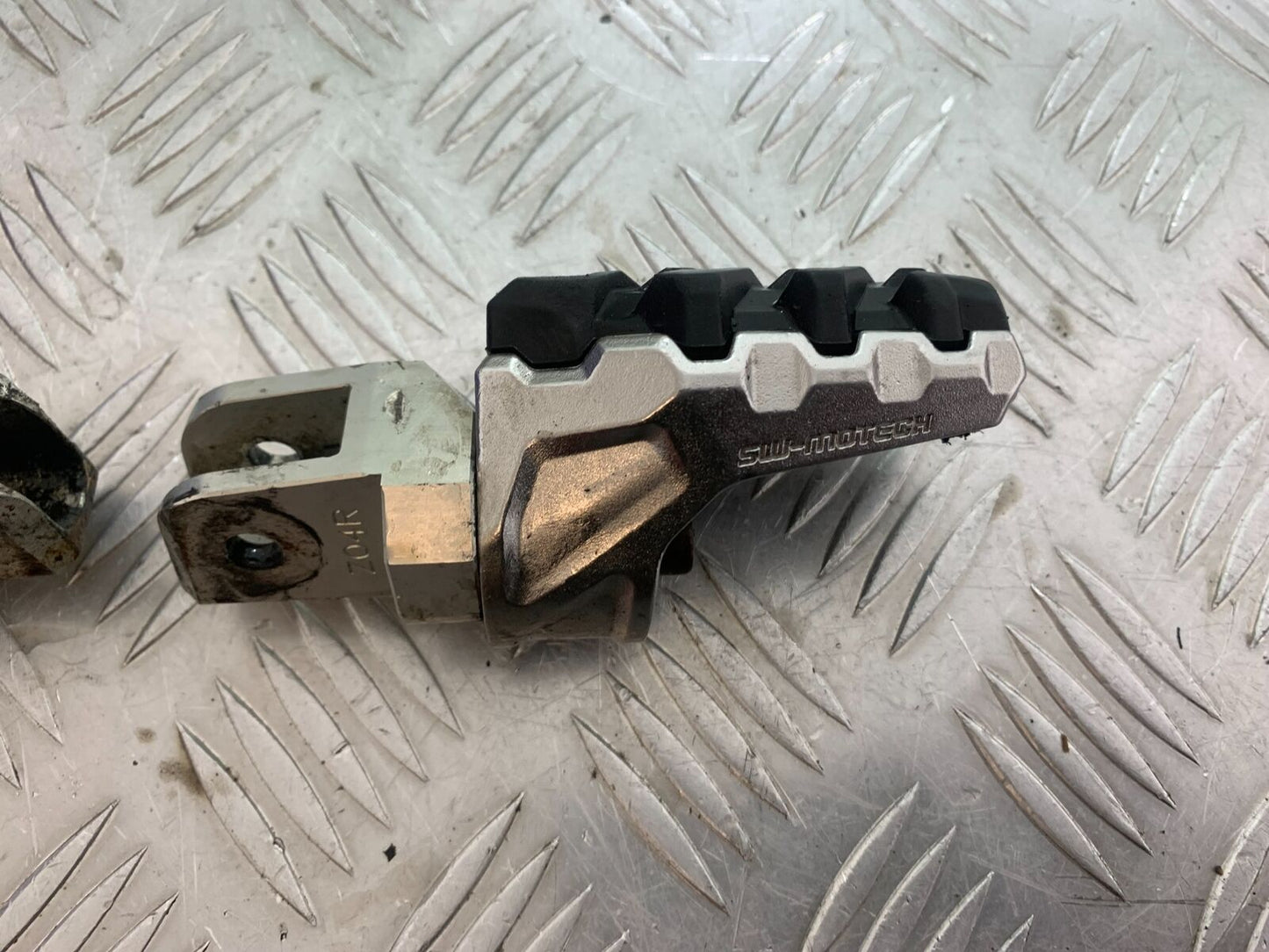 TRIUMPH TIGER 800 ADJUSTABLE FRONT FOOTPEGS   YEAR 2011-2014 (CMB1113)