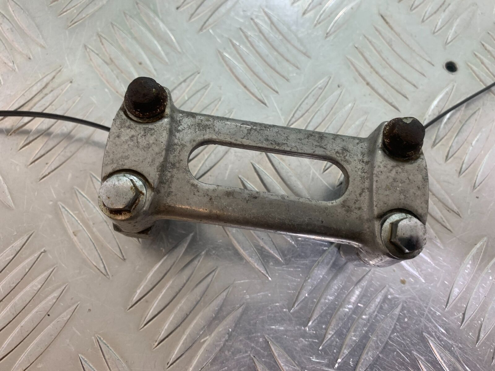 KAWASAKI ZR 750 ZEPHYR HANDLEBAR CLAMP YEAR 1991-95 (CMB1008)