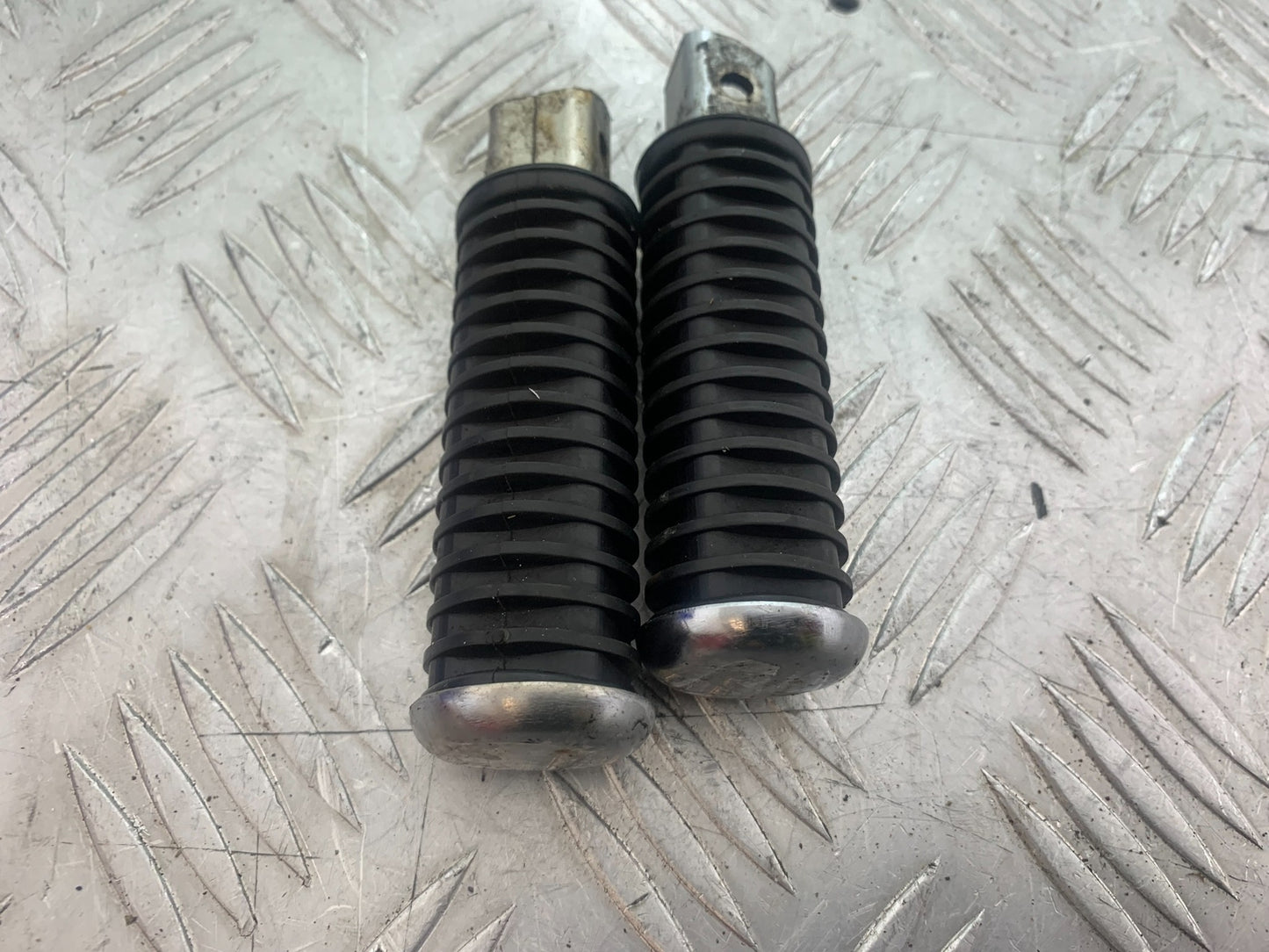 HONDA VTX1300 S-6 REAR FOOTPEGS   YEAR 2004-09 (CMB1159)