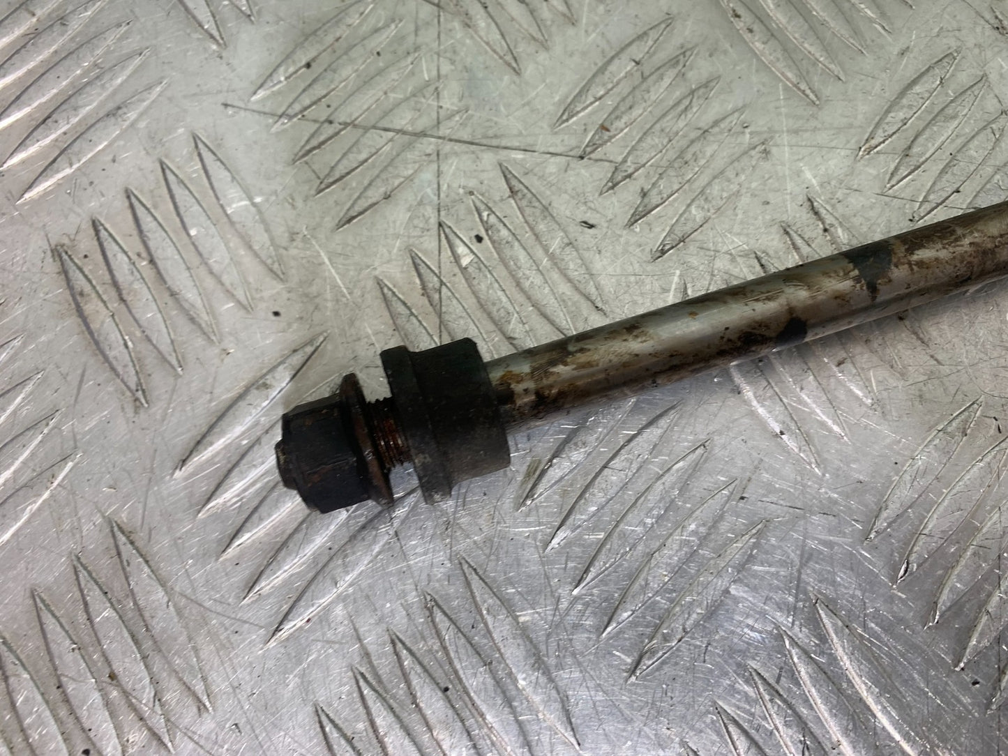 HONDA GL500 GL 500 SILVERWING REAR WHEEL SPINDLE  YEAR 1981-82 (CMB1168)