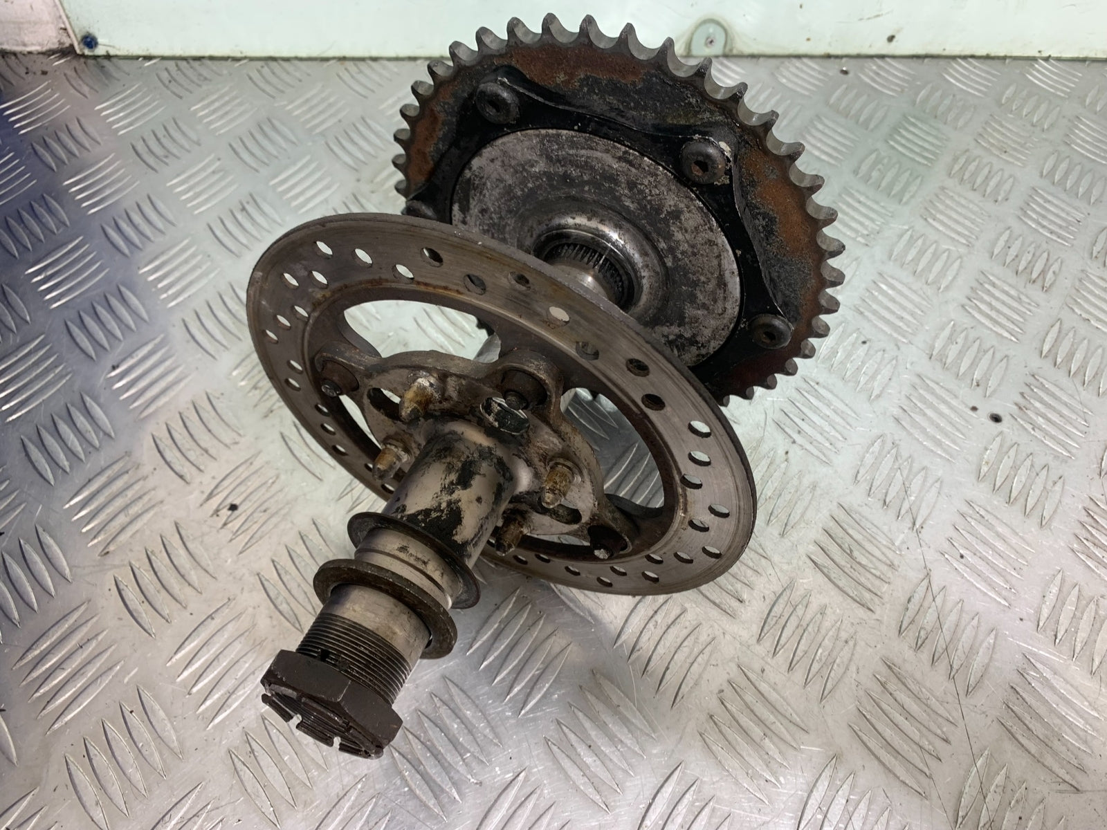 TRIUMPH T509 SPEED TRIPLE REAR HUB DISC AND SHAFT  YEAR 1997-1998 (CMB1144)