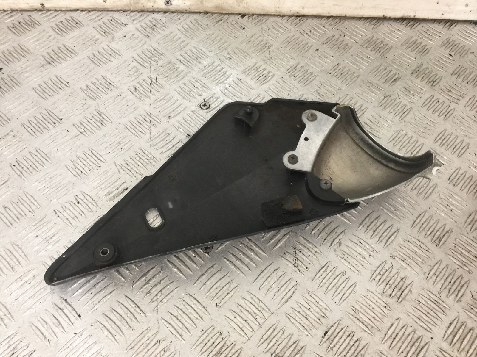 SUZUKI GSF600 GSF 600 BANDIT RIGHT SEAT PANEL YEAR 2002 (STOCK 852)