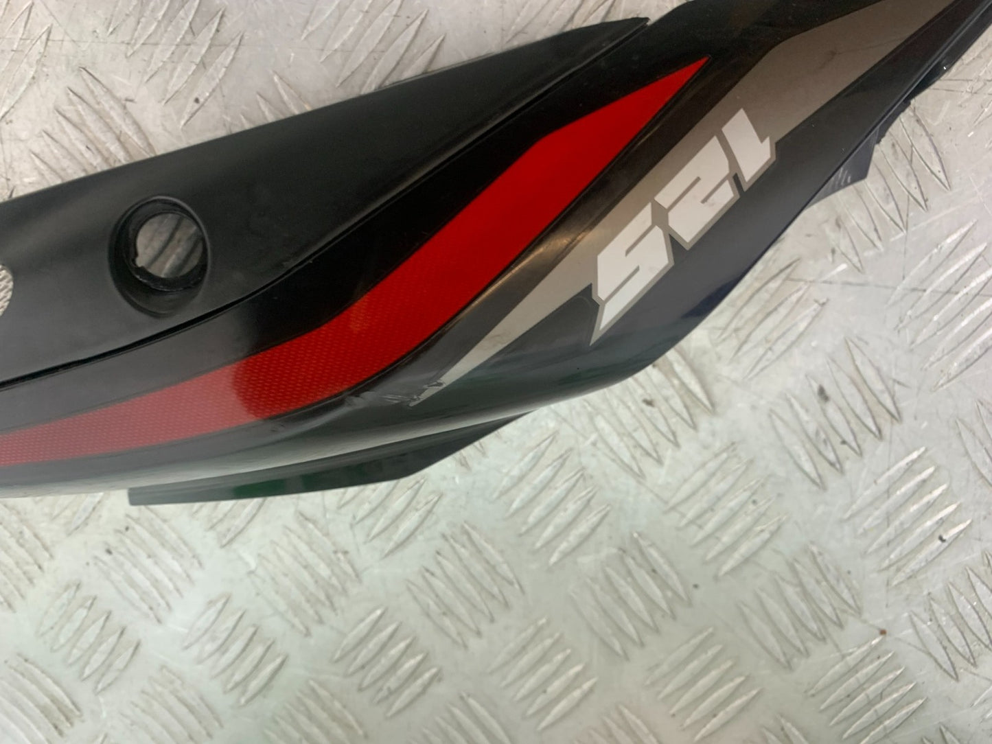 BENELLI BN125 BN 125 LEFT SEAT PANEL  YEAR 2018-2021 (CMB1194)