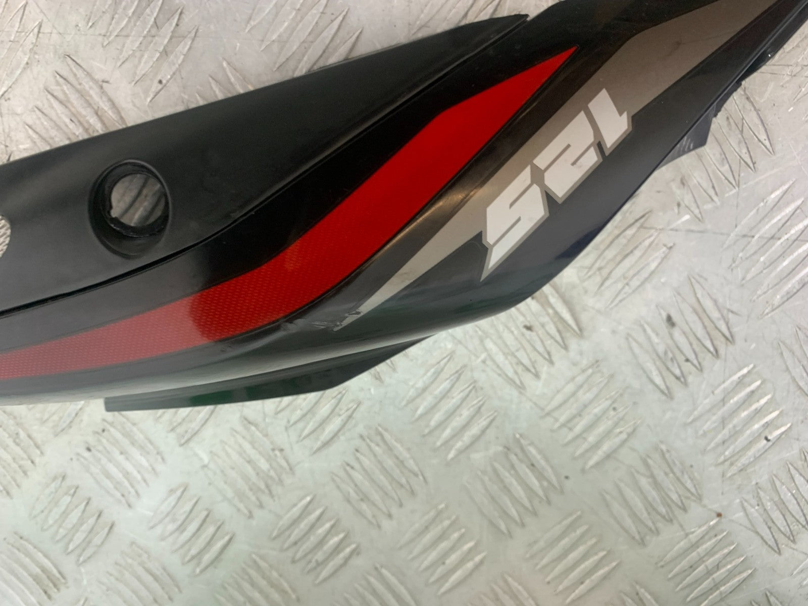 BENELLI BN125 BN 125 LEFT SEAT PANEL  YEAR 2018-2021 (CMB1194)