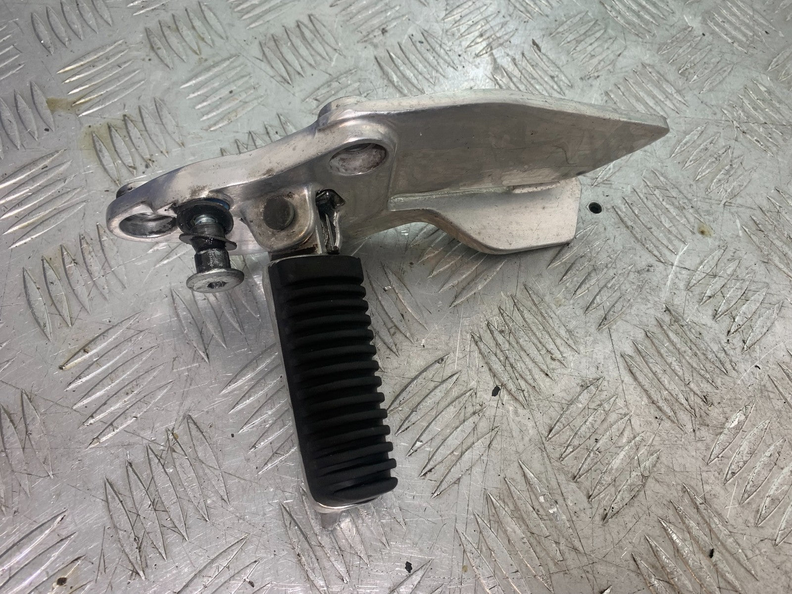 YAMAHA XJ900 XJ 900 DIVERSION FRONT LEFT HANGER AND PEG YEAR 1994-2002 (CMB1292)