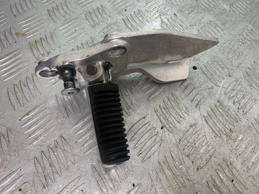 YAMAHA XJ900 XJ 900 DIVERSION FRONT LEFT HANGER AND PEG YEAR 1994-2002 (CMB1292)
