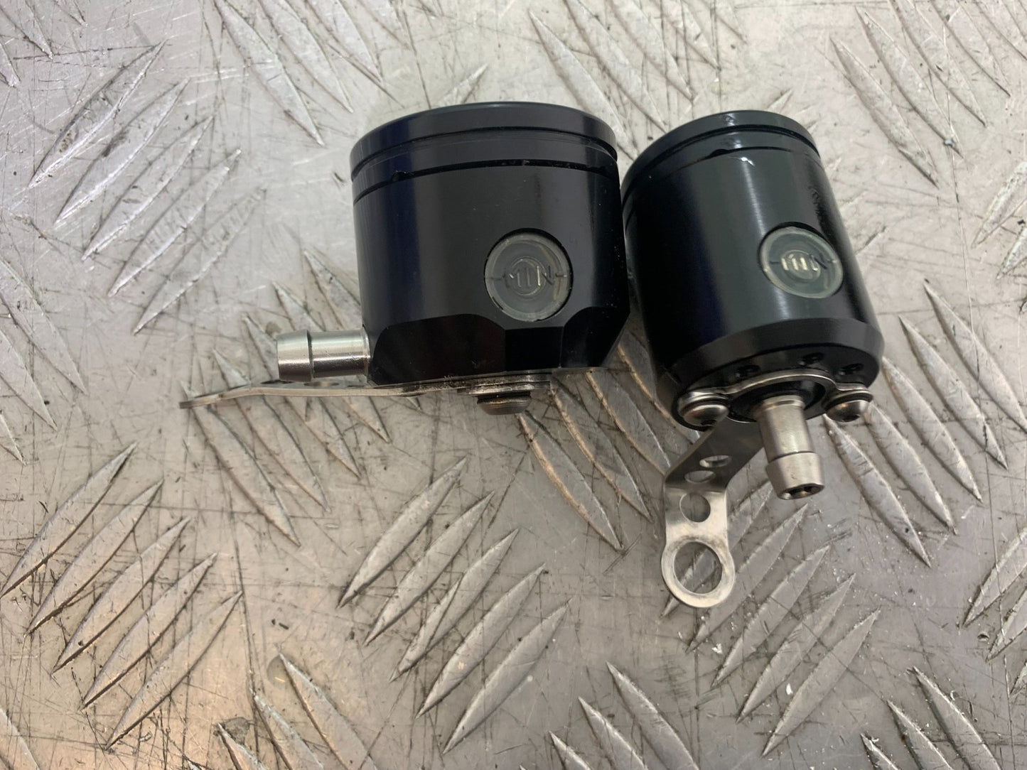 TRIUMPH 1050 SPEED TRIPLE  RIZOMA FLUID POTS YEAR 2005-2007 (CMB1322)