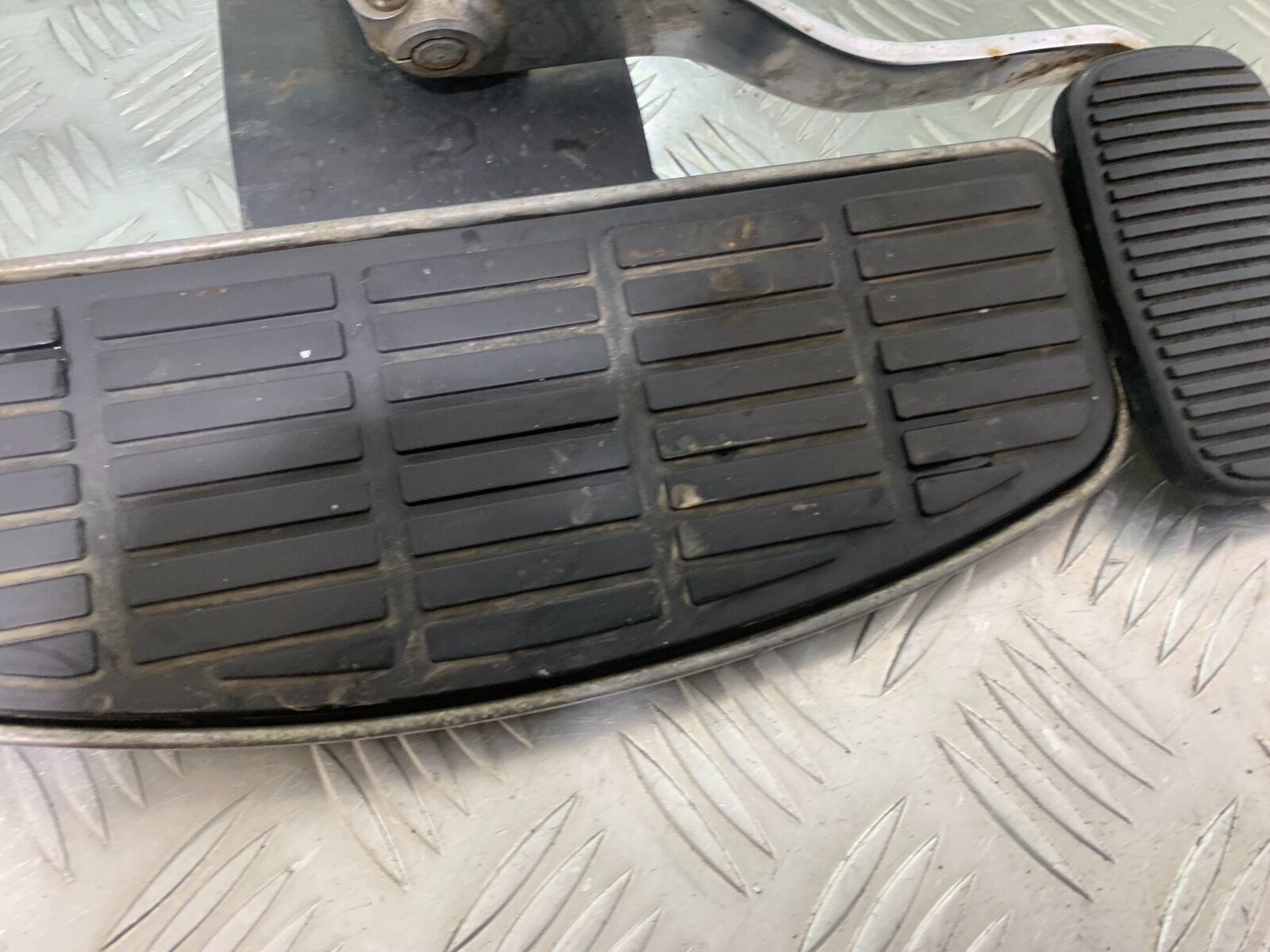 SUZUKI INTRUDER VL800 C800 RIGHT FOOTBOARD   YEAR 2012-16 (CMB1039)