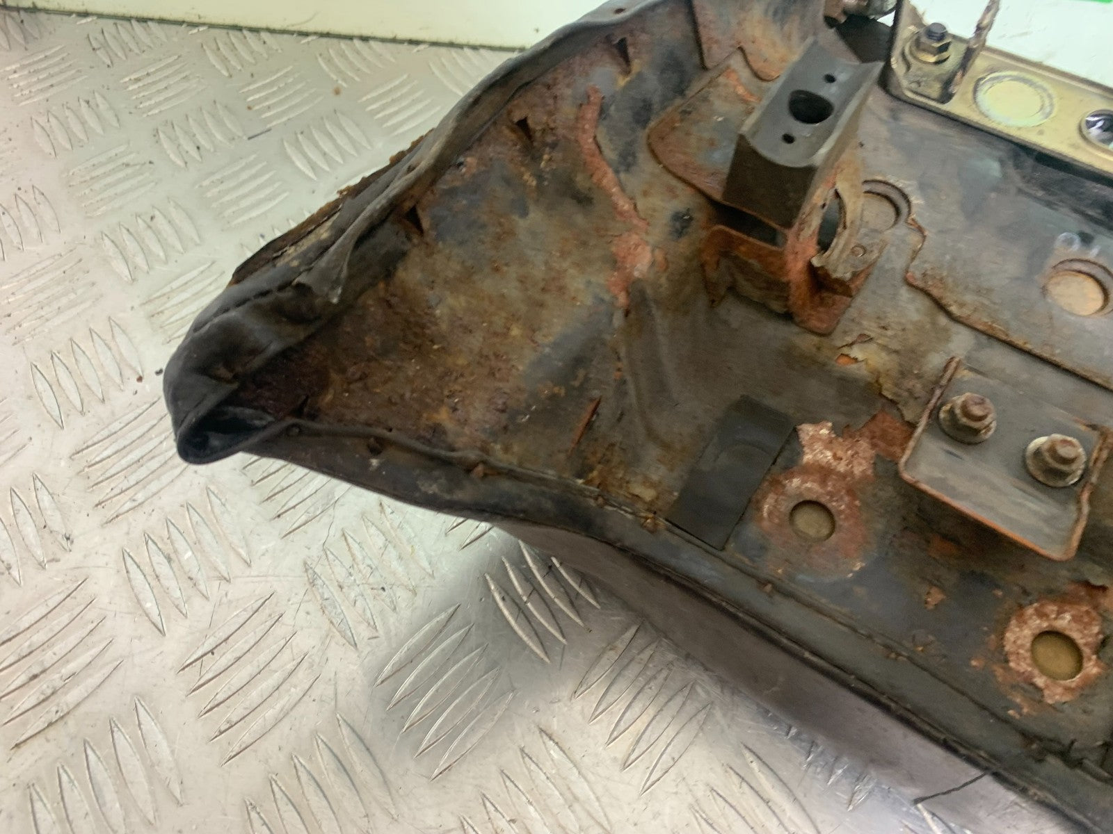HONDA GL500 GL 500 SILVERWING REAR SEAT AND GRAB RAIL  YEAR 1981-82  (CMB1168)