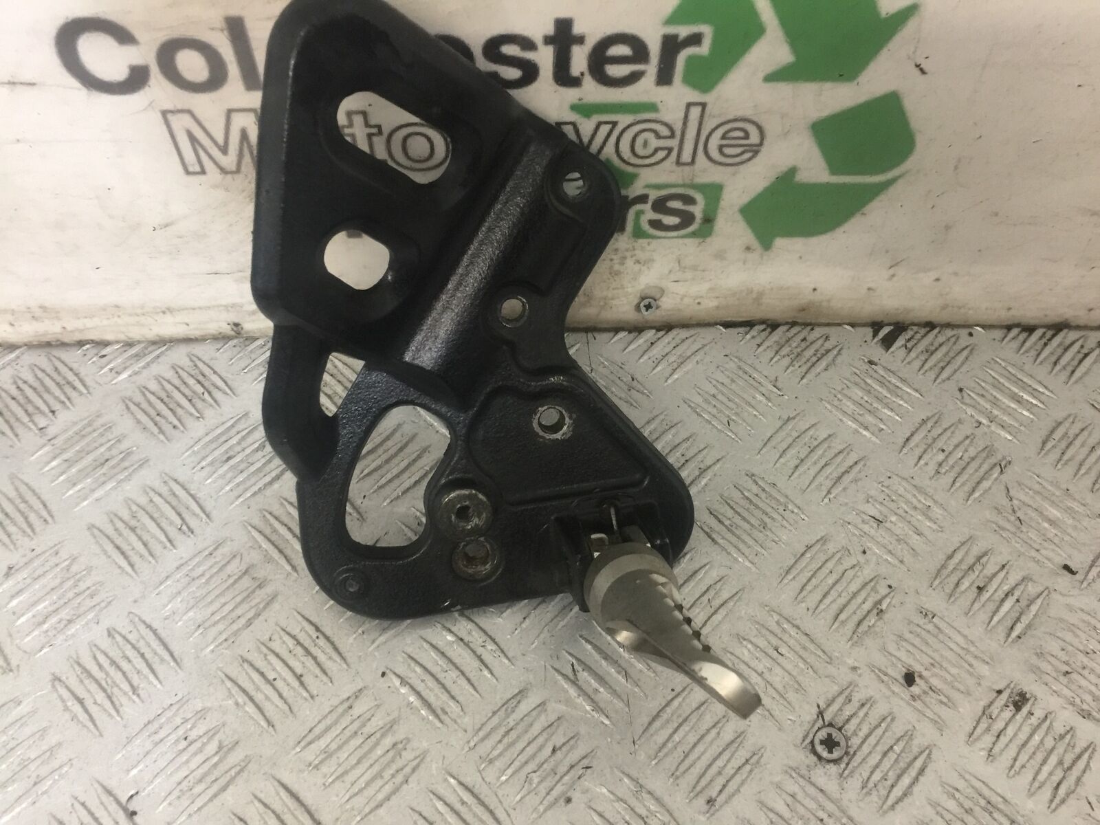 TRIUMPH 955i TIGER FRONT RIGHT HANGER AND PEG  YEAR 2001-2006 (STOCK 818)