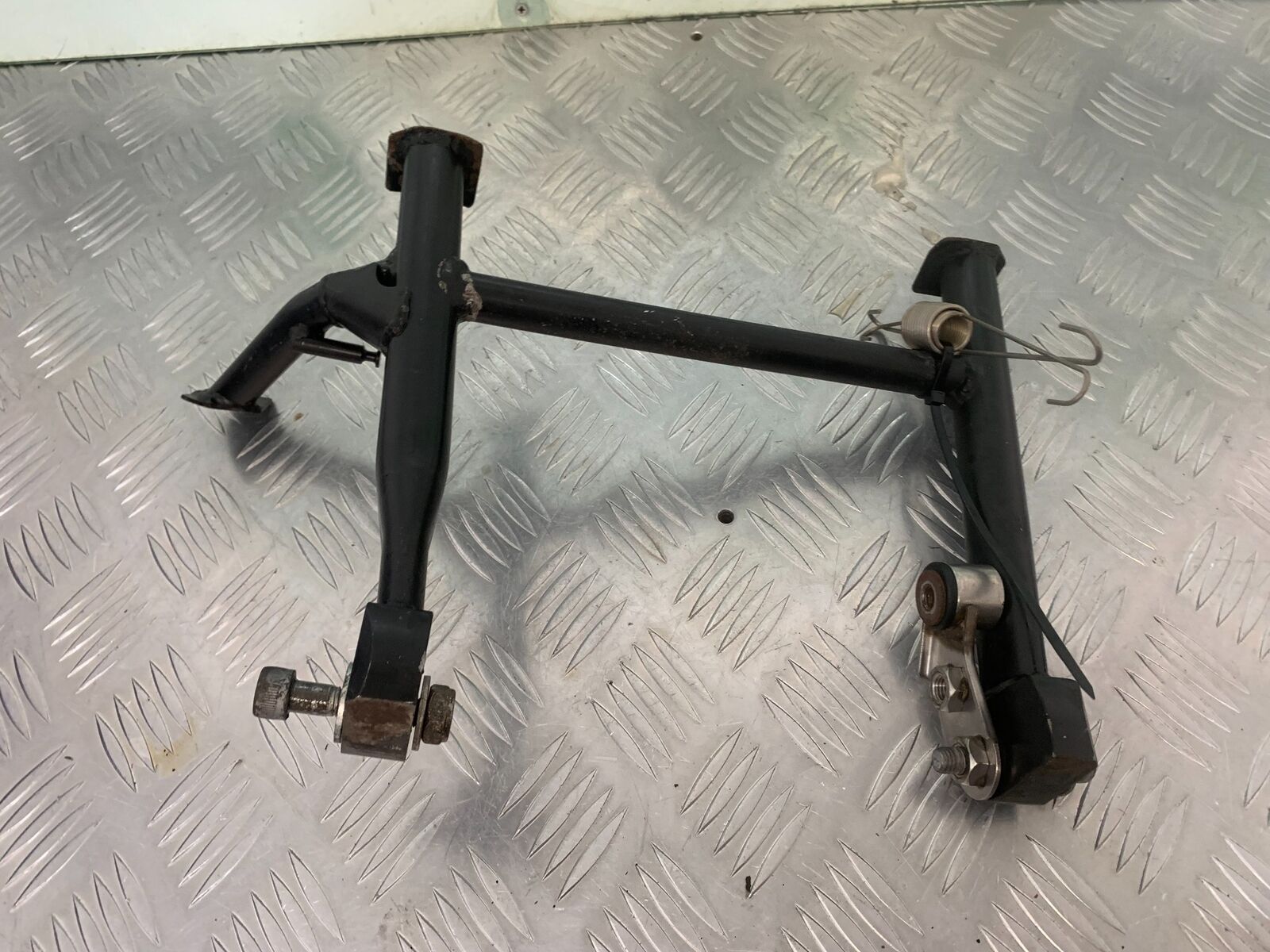 TRIUMPH 955I SPRINT RS CENTER STAND  YEAR 1999-04 (STOCK 989)