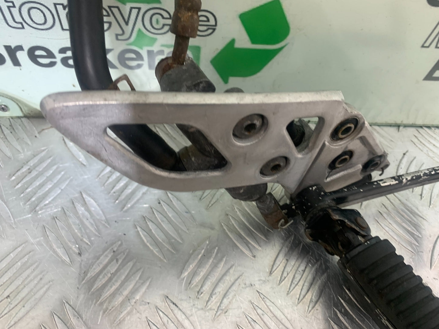 SUZUKI GSF650 GSF 650 FRONT RIGHT HANGER   YEAR 2007-2009  (CMB1161)
