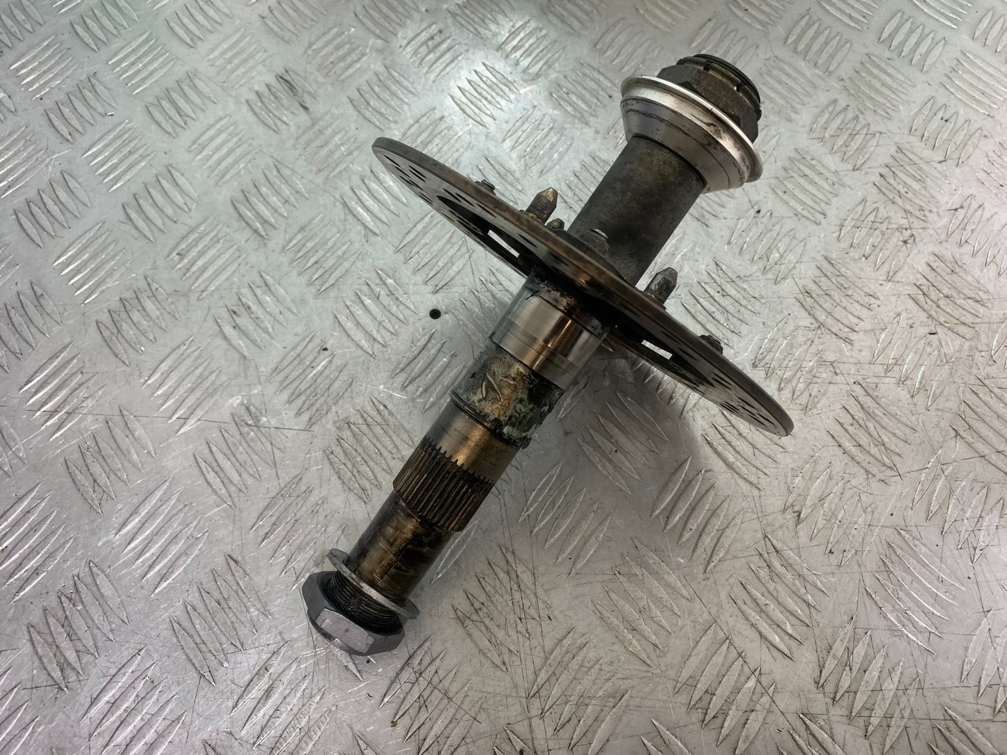 TRIUMPH 1050 SPEED TRIPLE REAR SPINDLE AND DISC   YEAR 2005-2007 (CMB1322)