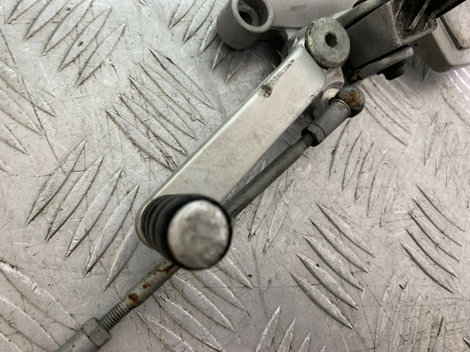 TRIUMPH 955I SPRINT RS FRONT LEFT HANGER  YEAR 1999-03 (CMB1313)