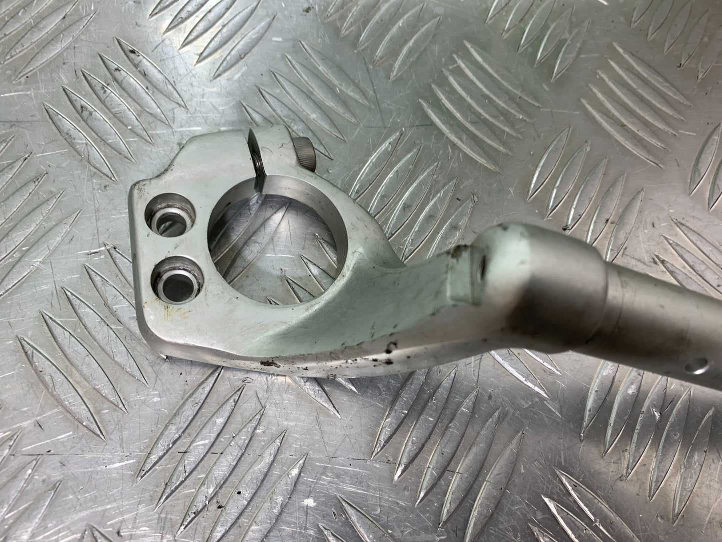 TRIUMPH 955i SPRINT ST RIGHT HANDLEBAR YEAR 1999-04 (CMB1230)