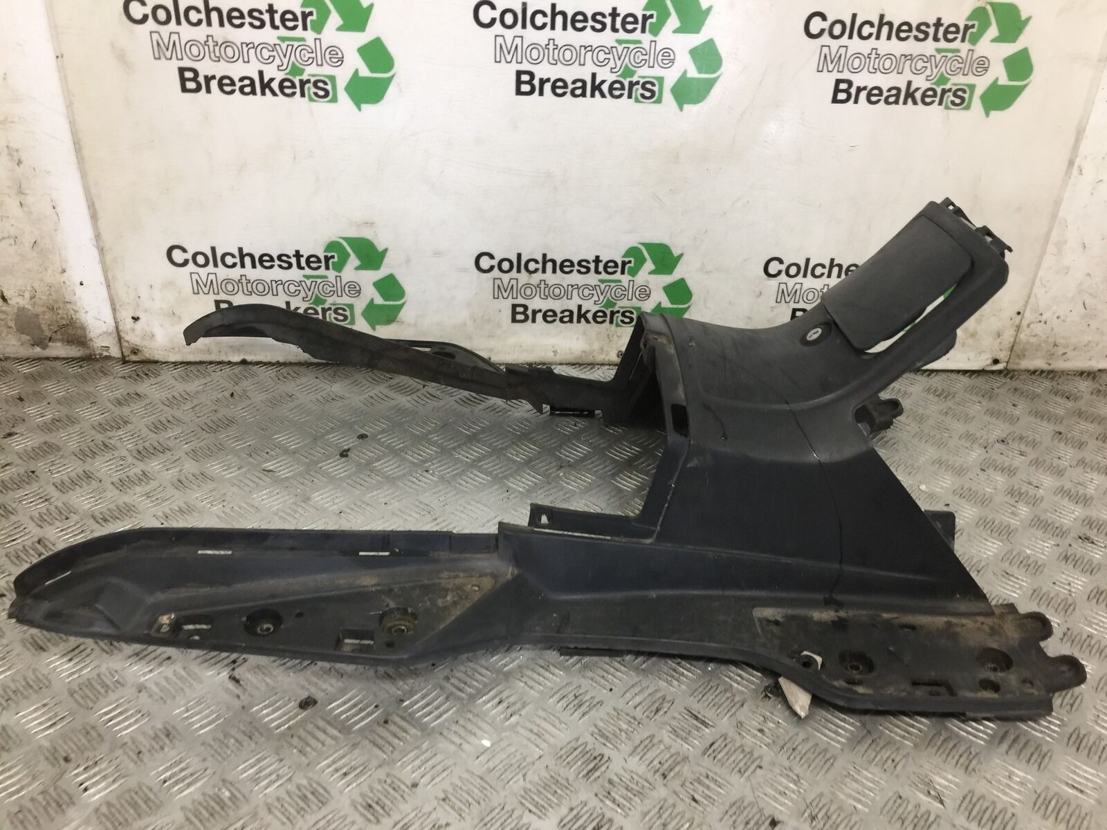 SUZUKI AN 250 BURGMAN INNER FOOTBOARD  YEAR 1999  (STOCK 881)