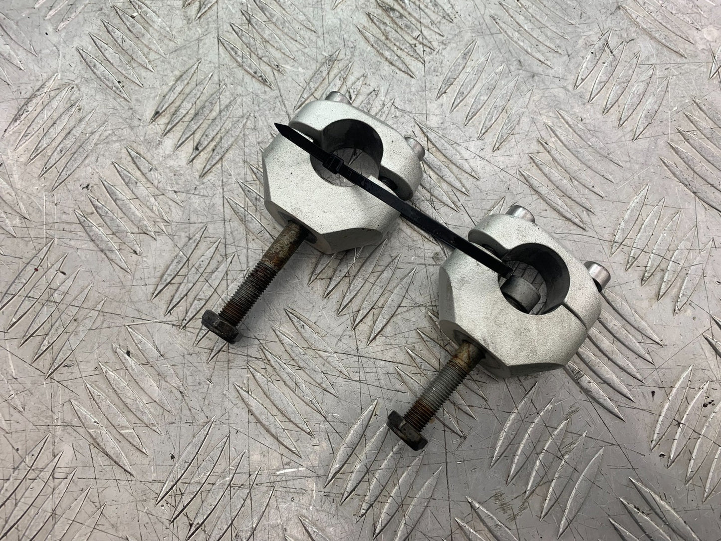 TRIUMPH 675 STREET TRIPLE R HANDLEBAR CLAMPS  YEAR 2013 - 2016 (CMB1221)
