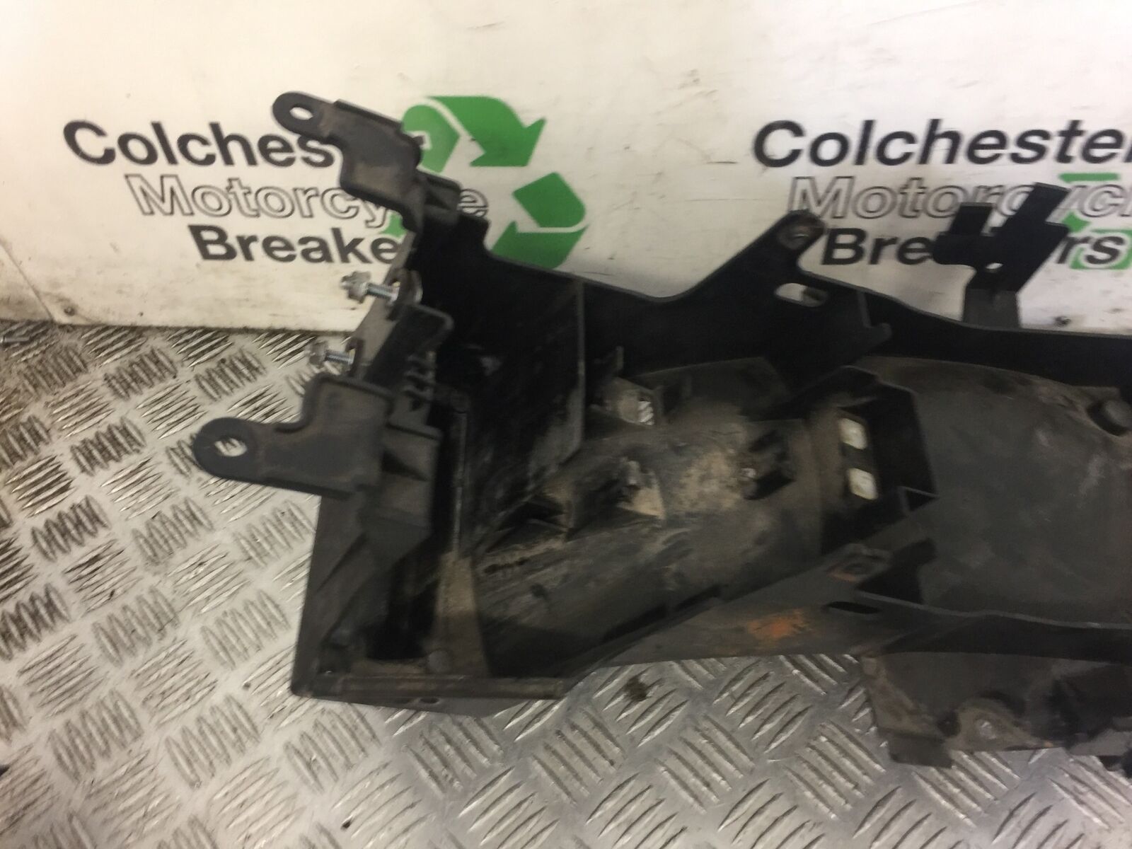 YAMAHA XJ6 XJ6-S DIVERSION UNDERTRAY  YEAR 2009-2016 (STOCK 424)