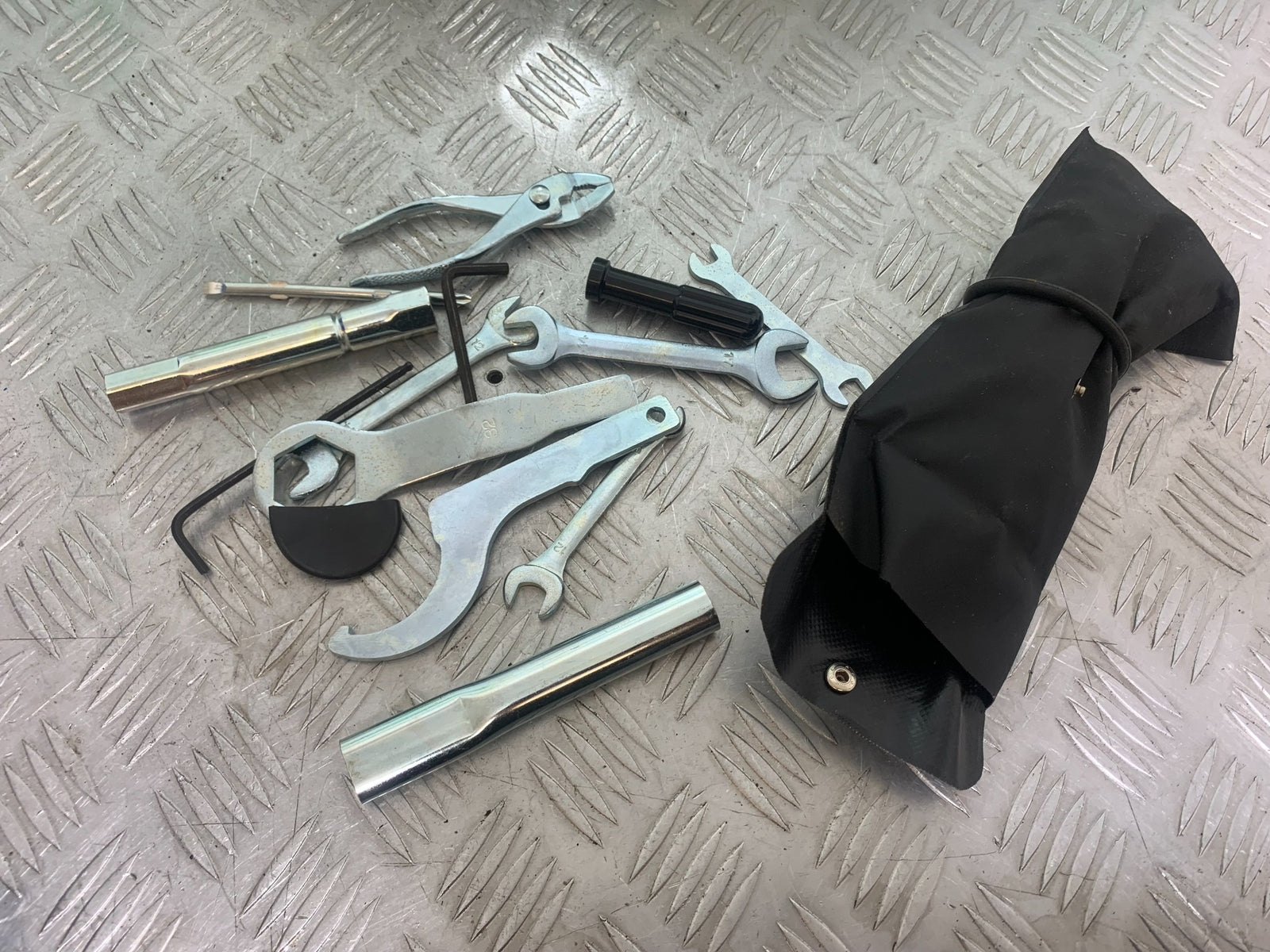 YAMAHA YZF R1 TOOL KIT  YEAR 2004-2006 (CMB1155)