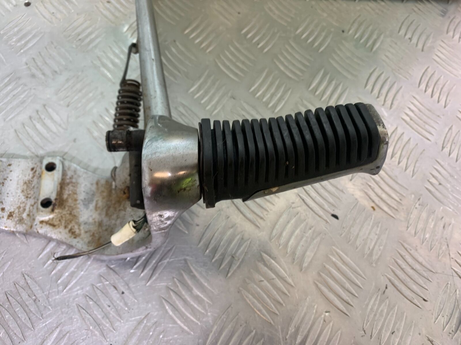 SUZUKI VS1400 VS 1400 INTRUDER FOOTRESTS AND BRACKET   YEAR 1988 (CMB1077)