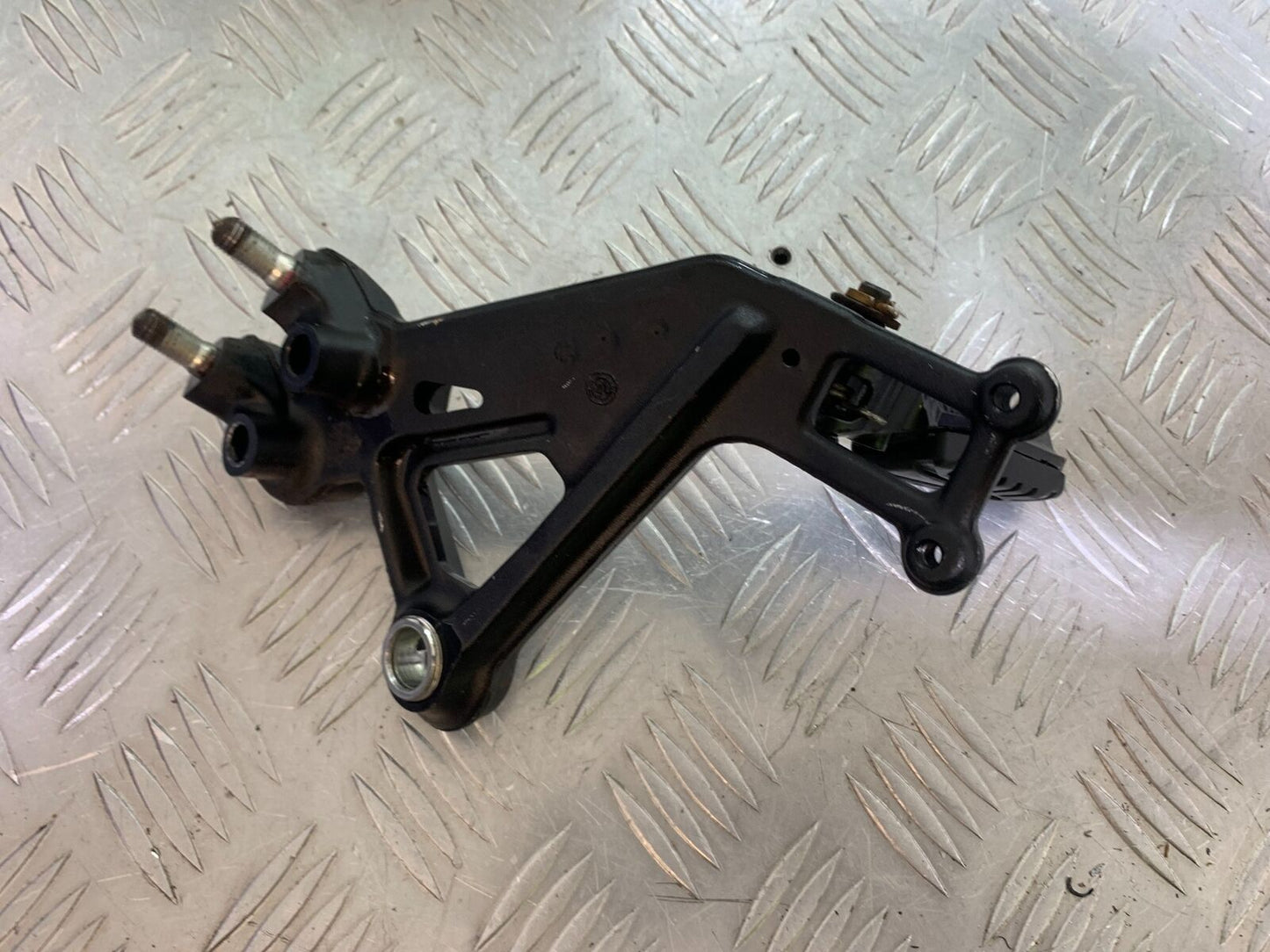 KTM 125 DUKE FRONT LEFT HANGER   YEAR 2018-2023 (CMB1083)