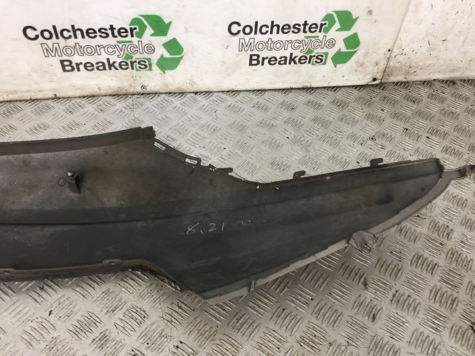 SUZUKI AN 250 BURGMAN RIGHT SEAT PANEL YEAR 1999  (STOCK 881)