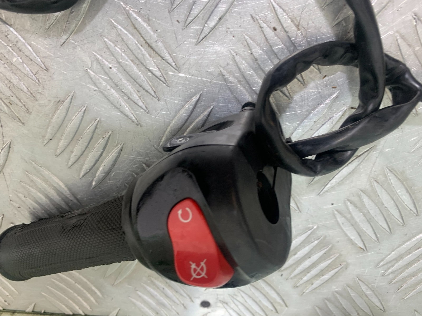 YAMAHA XJ6 XJ6-S RIGHT SWITCH GEAR YEAR 2009-2015  (CMB1212)