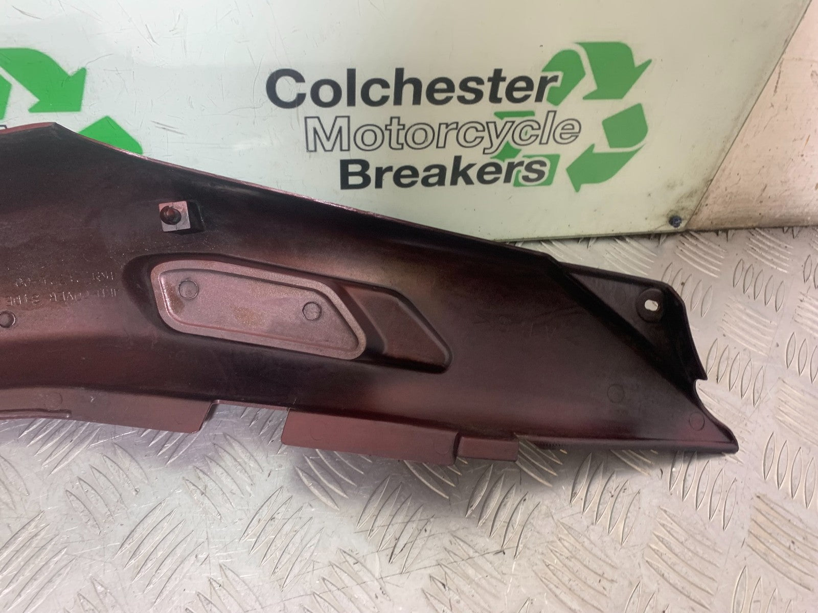 YAMAHA XJ900 XJ 900 DIVERSION RIGHT SEAT PANEL  YEAR 1994-2002(CMB1292)