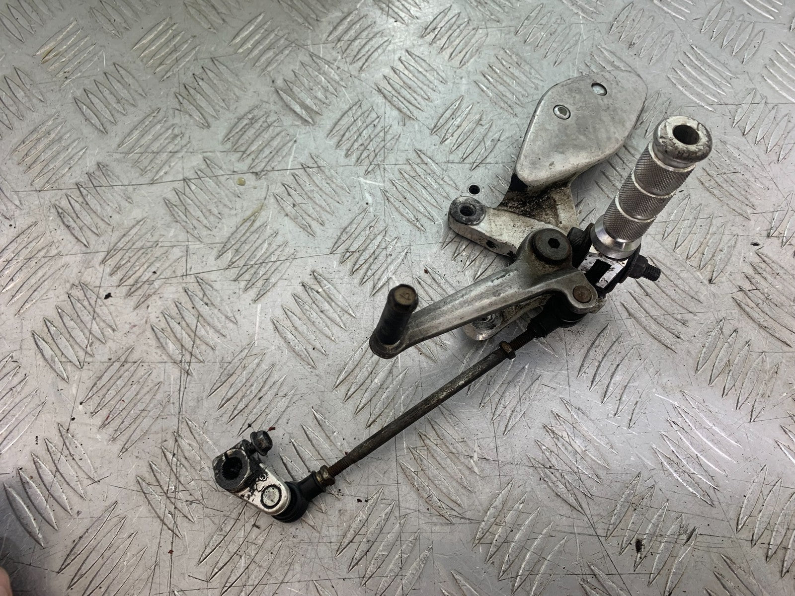 YAMAHA YZF1000 THUNDERACE FRONT LEFT HANGER  YEAR 1997-2000 (CMB1204)