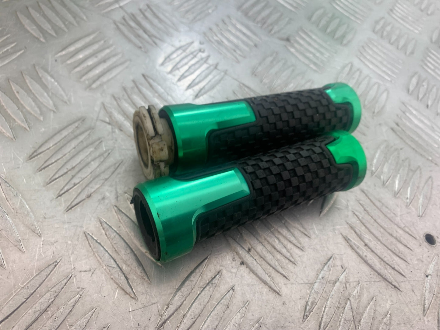 KAWASAKI GT550 GT 550 THROTTLE TWIST GRIP  YEAR 1984-87 (CMB1141)