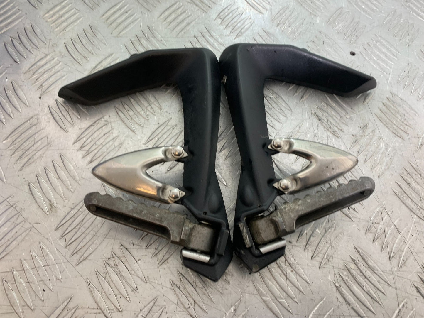 TRIUMPH 1050 SPRINT ST REAR HANGERS AND PEGS   2003-2011 (CMB1285)