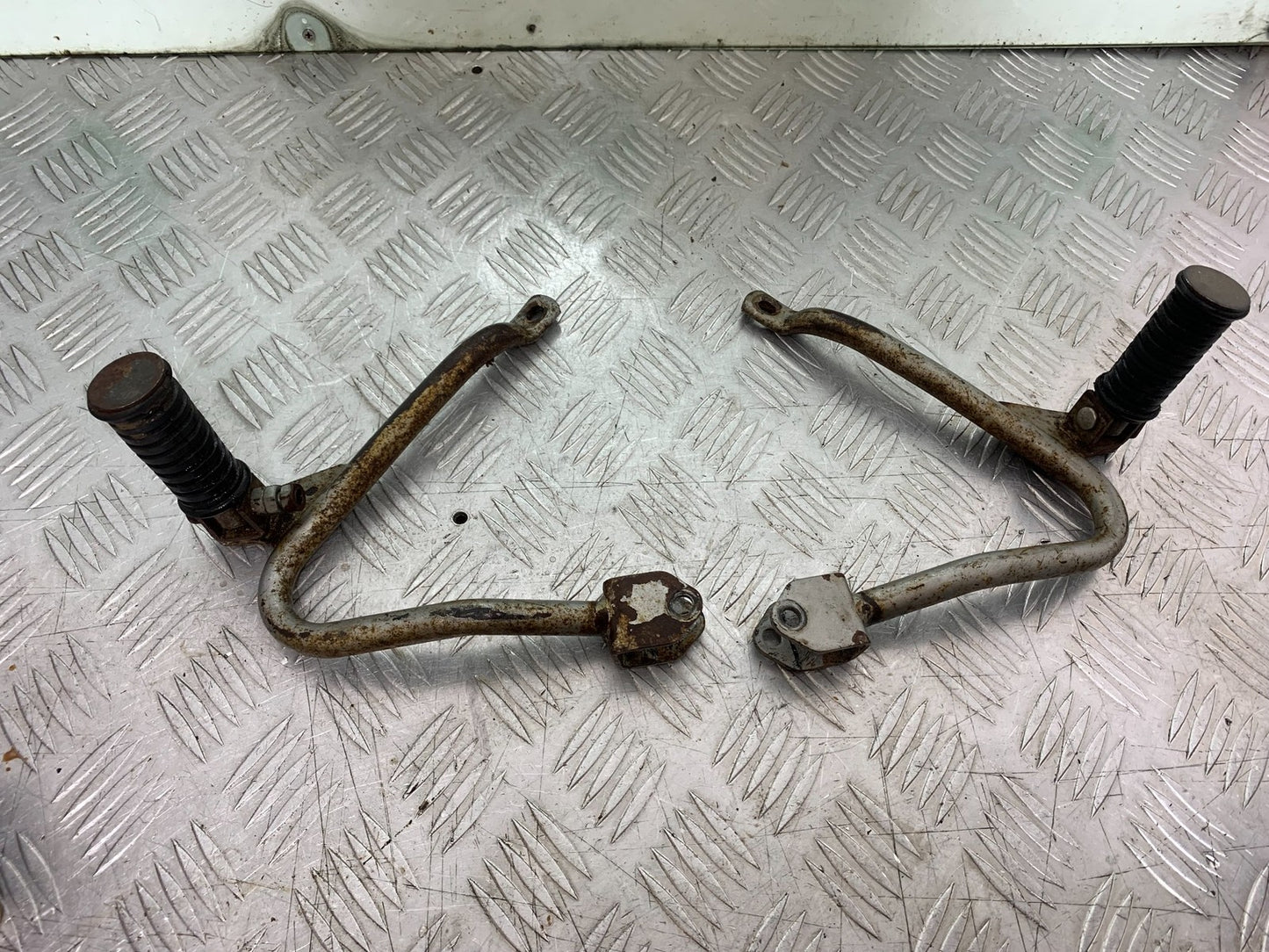 KAWASAKI KLR250 KLR 250 REAR HANGERS AND PEGS YEAR 1984-2001 (CMB1225)