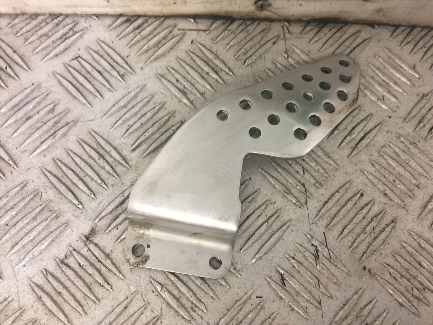 YAMAHA YZF R1 5JJ FRONT LEFT HEEL PLATE  YEAR 2000-01 (STOCK 622)