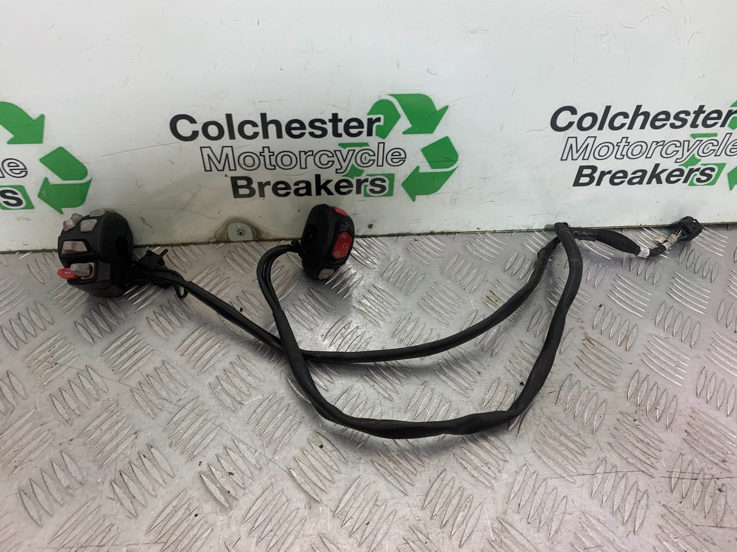TRIUMPH TIGER 800 XRT LEFT AND RIGHT SWITCH GEARS  YEAR 2018-2020 (CMB1193)