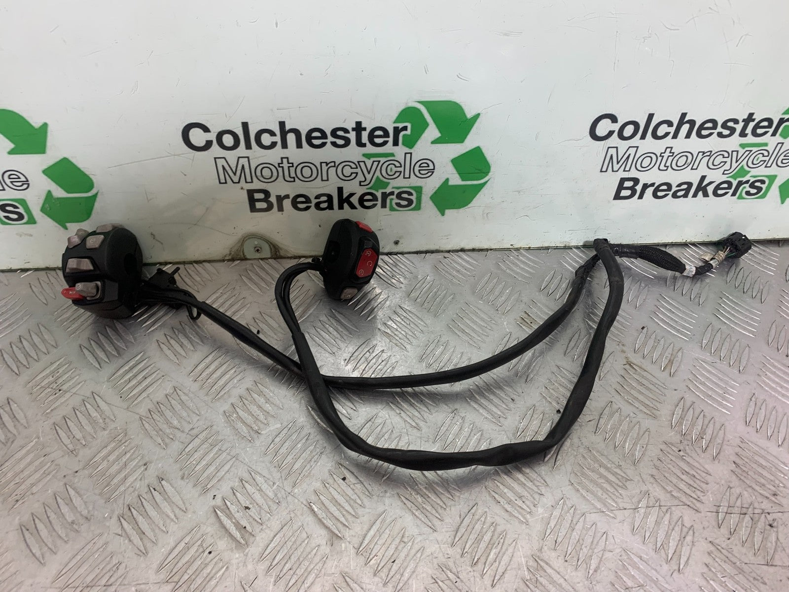 TRIUMPH TIGER 800 XRT LEFT AND RIGHT SWITCH GEARS  YEAR 2018-2020 (CMB1193)