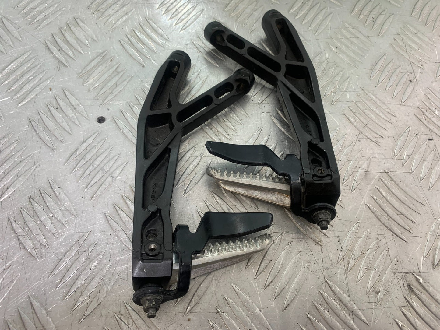 YAMAHA YZF R7 REAR HANGERS AND PEGS YEAR 2022-2025 (CMB1255)