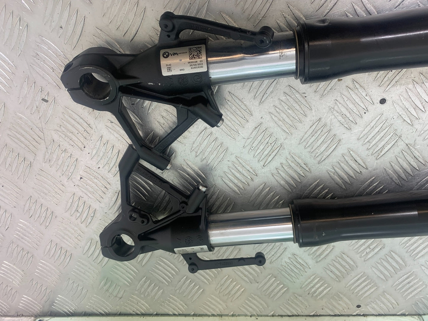 BMW M1000 R FORKS (BENT-DAMAGED)  YEAR 2023-2024 (CMB1140)