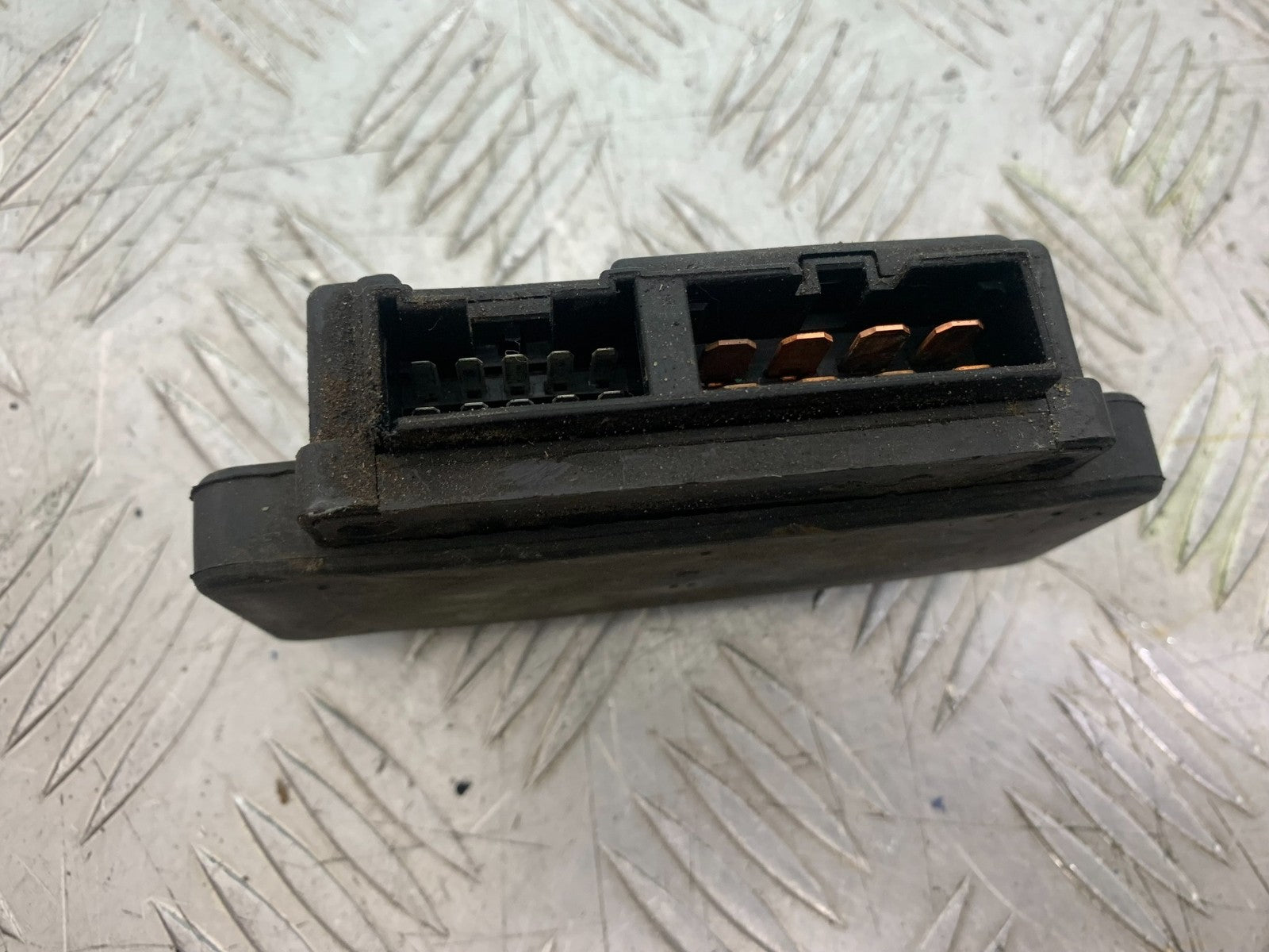 KAWASAKI GPX 750 GPX 750 FUSE BOX  YEAR 1990