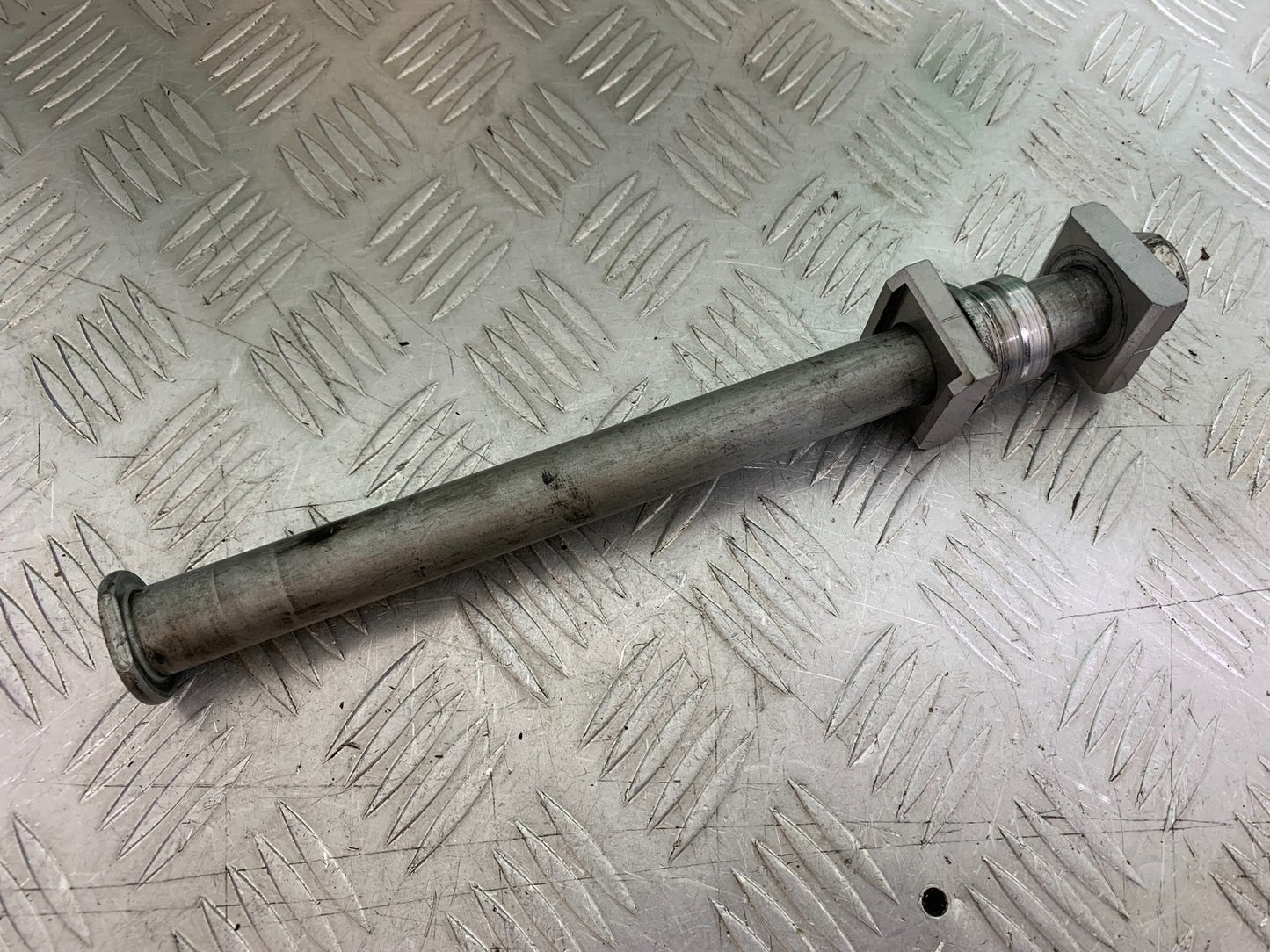 HONDA CBR1000 rr FIREBLADE REAR WHEEL SPINDLE    2008-2011 (CMB1253)